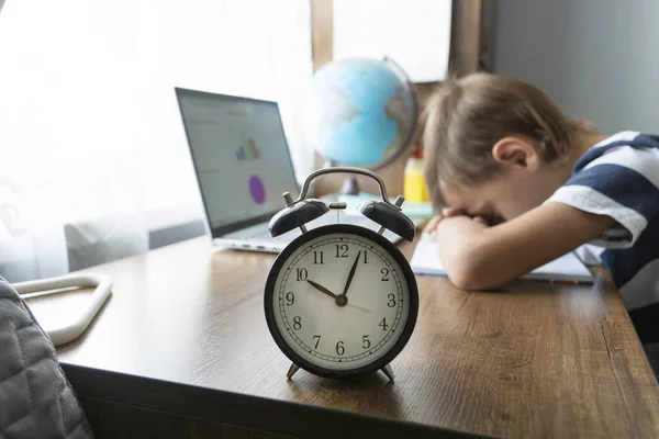 Chłopiec Zasnął Podczas Odległych Lekcji Matematyki Online Zbyt Zmęczony Wyczerpany — Zdjęcie stockowe