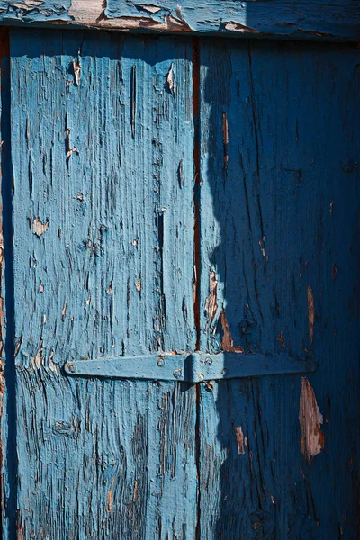 Vecchia porta rustica in legno con cerniera — Foto Stock