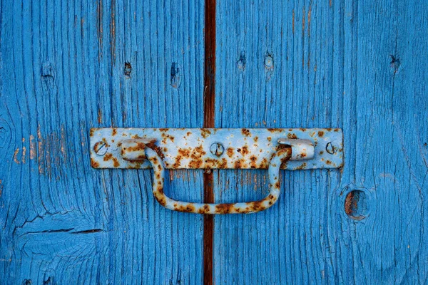 Vecchia porta rustica in legno con pomolo — Foto Stock