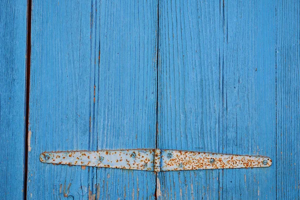 Vecchia porta rustica in legno con cerniera — Foto Stock