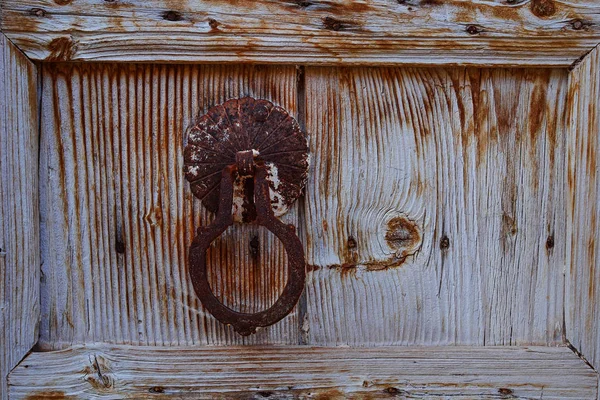 Vecchia porta rustica in legno con pomolo — Foto Stock
