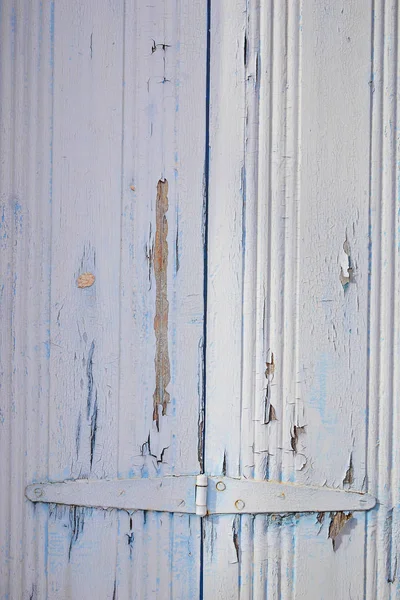 Stare rustykalne drewniane drzwi z zawiasami — Zdjęcie stockowe