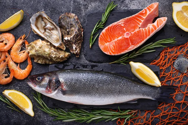Salmon, seabass, shrimps and oysters — Stock Photo, Image