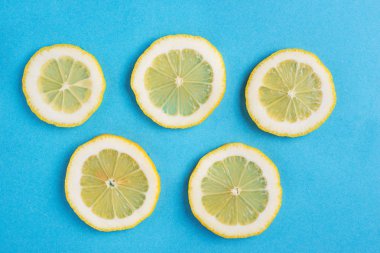 Limon mavi zemin üzerine dilimlenmiş