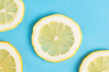 Limon mavi zemin üzerine dilimlenmiş