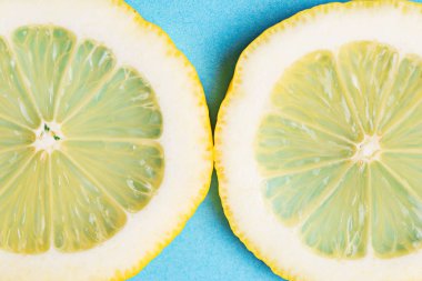 Limon mavi zemin üzerine dilimlenmiş