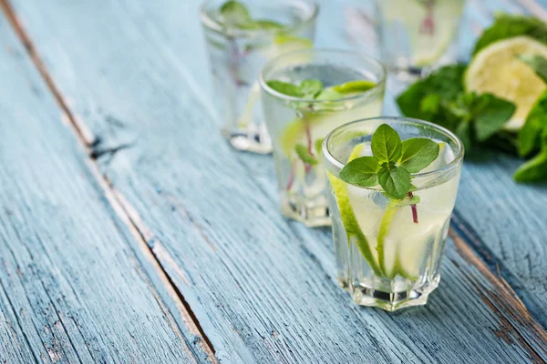 Sommardrink med lime och mynta — Stockfoto