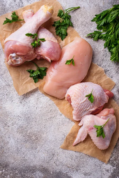Filete de carne de pollo cruda, muslo, alas y patas — Foto de Stock