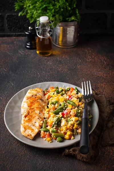 Filete de pollo a la parrilla con verduras — Foto de Stock