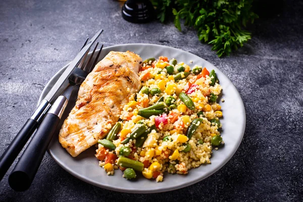 Filete de pollo a la parrilla con verduras — Foto de Stock