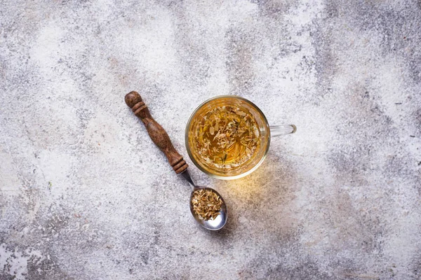 Chá de camomila saudável no fundo claro — Fotografia de Stock