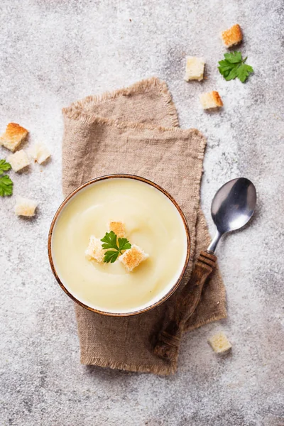 Сливочный суп с цветной капустой и крутоном — стоковое фото