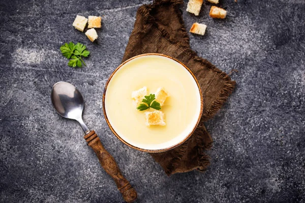 Cream sup dengan kembang kol dan crouton — Stok Foto