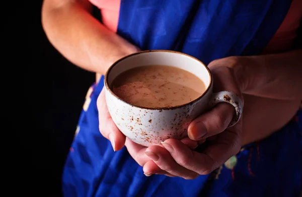 Masala çay tutan kadın — Stok fotoğraf