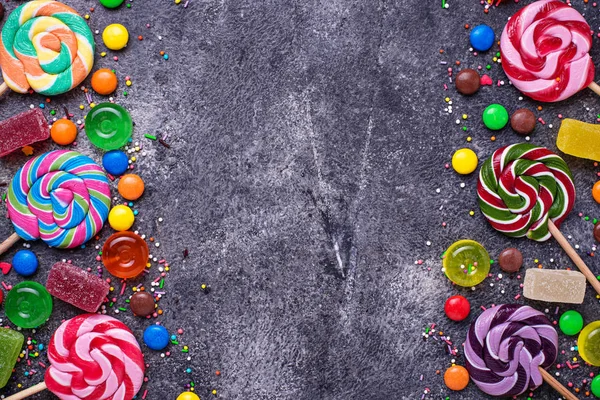Assortiment de bonbons colorés et sucettes — Photo