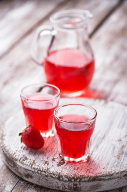 Bir gözlük çilek likörü