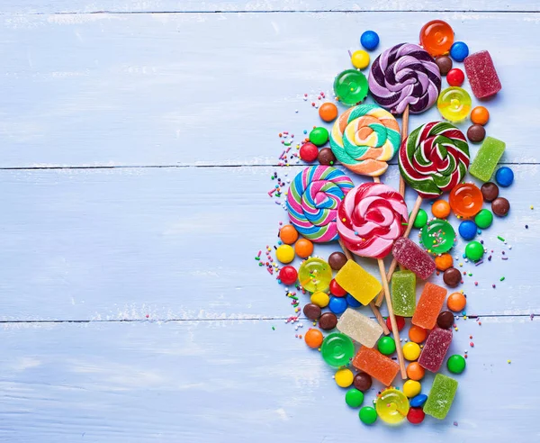Surtido de caramelos coloridos y piruletas — Foto de Stock