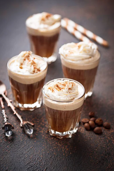 Café con leche con crema batida —  Fotos de Stock