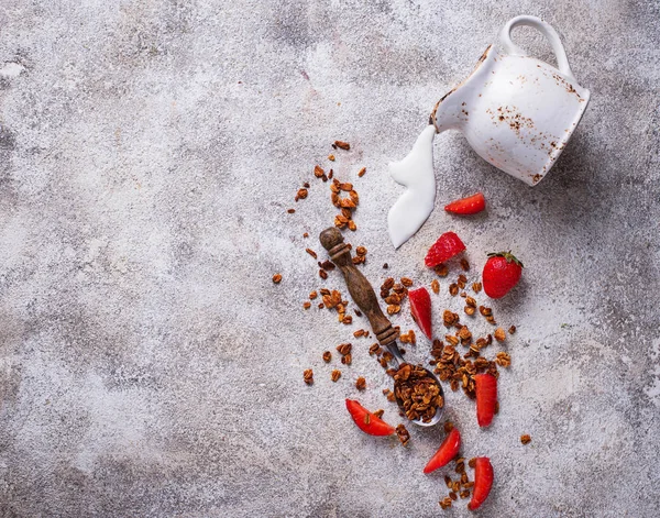 Granola dan stroberi, sarapan sehat — Stok Foto