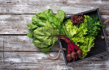 Beetroots, marul ve maydanoz ahşap kutusunda