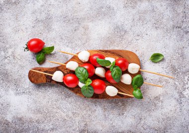 Mozzarella peyniri, domates ve fesleğen ile Caprese şişleri