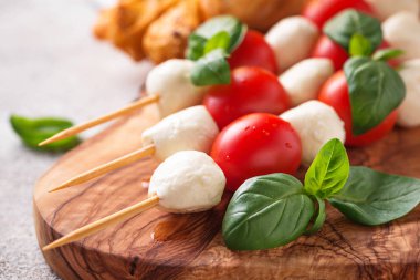 Caprese şiş ve grisini ekmek