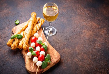 Caprese şiş ve grisini ekmek