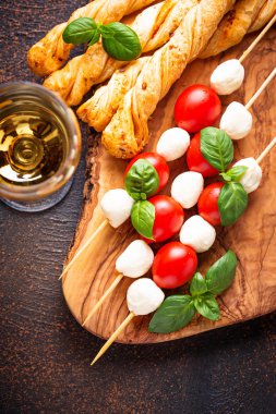 Caprese şiş ve grisini ekmek