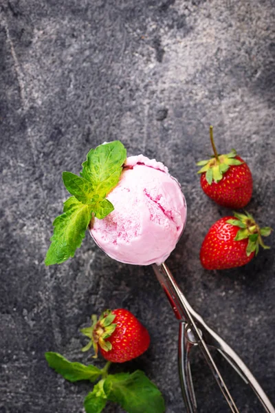 Μπάλα παγωτό φράουλα στο scoop — Φωτογραφία Αρχείου