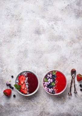 Güler yüzlü kase çilek ve yaban mersini 