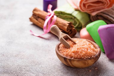 Sabun, deniz tuzu ve havlu