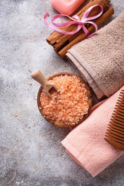 Sabun, deniz tuzu ve havlu