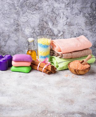 Tuz, sabun ve havlu ile kaplıca tedavisi