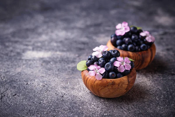 Bleuets frais mûrs dans un bol en bois — Photo