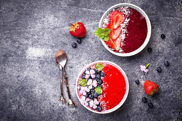Κύπελλα smoothie με γεύση φράουλας και βατόμουρου — Φωτογραφία Αρχείου