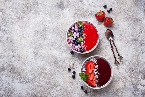 Güler yüzlü kase çilek ve yaban mersini 