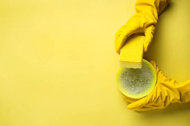 Mutfak Süngerler ve lastik eldiven sarı zemin üzerine