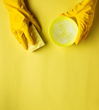 Mutfak Süngerler ve lastik eldiven sarı zemin üzerine