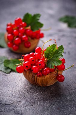 Olgun kırmızı kuş üzümü çilek ahşap kase. Seçici odak