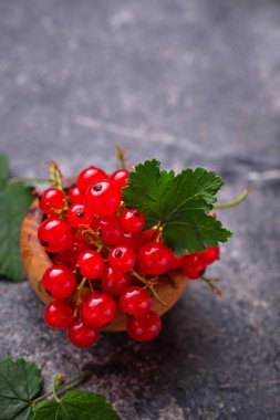 Olgun kırmızı kuş üzümü çilek ahşap kase. Seçici odak