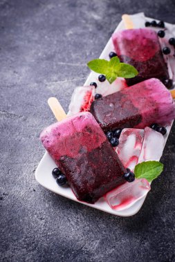 Blueberry ile tatlı ev yapımı popsicles