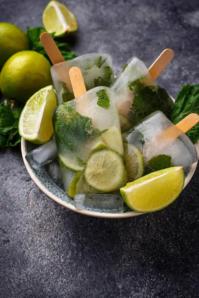 Mojito Cocktail Eis Stiel Mit Minze Limette Und Rum Selektiver — Stockfoto