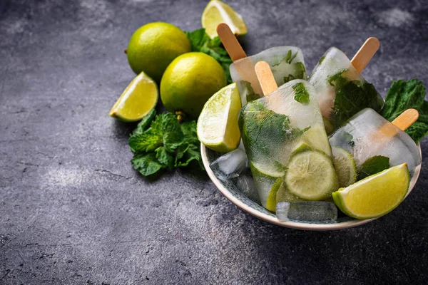 Mojito Cocktail Eis Stiel Mit Minze Limette Und Rum Selektiver — Stockfoto