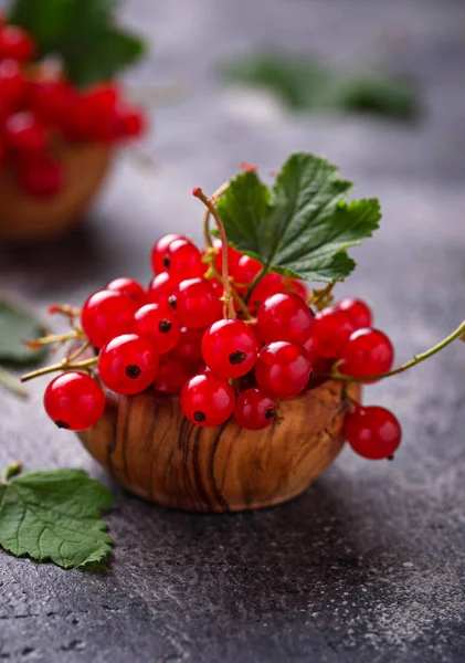 Olgun kırmızı kuş üzümü çilek ahşap kase. Seçici odak