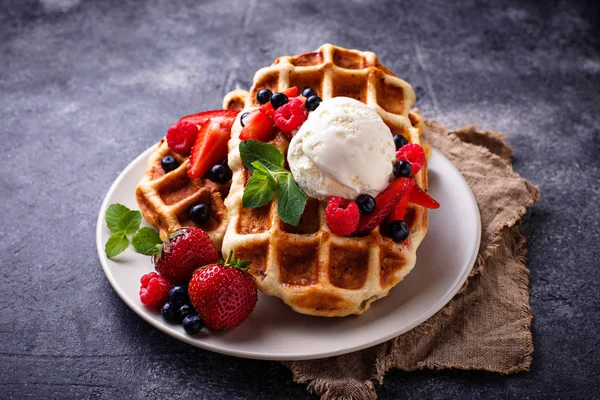Belçika Waffle çilek ve dondurma ile