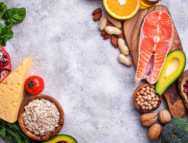 Et, balık, baklagiller, fındık ve sebze. 