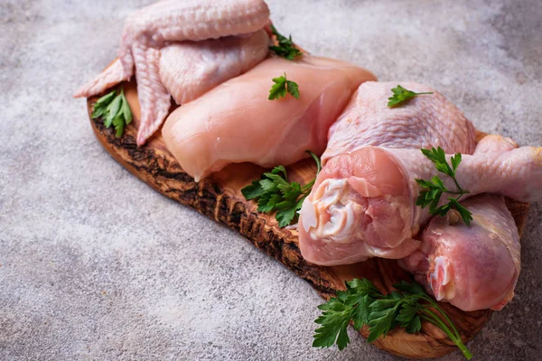 Filete de carne de pollo cruda, muslo, alas y patas — Foto de Stock