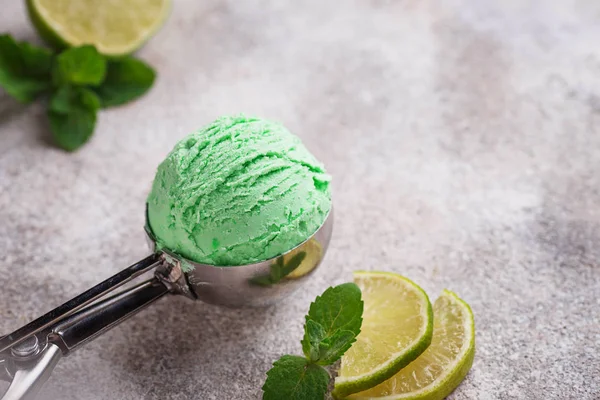 Ice cream ball med mynta och lime — Stockfoto