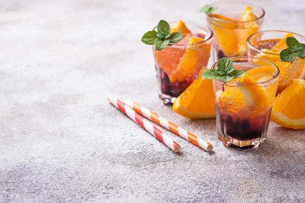 오렌지와 딸기 여름 음료 — 스톡 사진