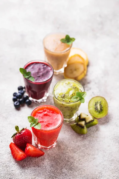 Karışım-in çeşitli sağlıklı smoothies